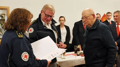 Manfred König erhielt aus den Händen der stellvertretenden Bundesbereitschaftsleiterin, Petra Luber, das Ehrenzeichen für 70 Jahre ehrenamtliche Mitgliedschaft im Bayerischen Roten Kreuz. (Bild: Melanie Dirscherl)