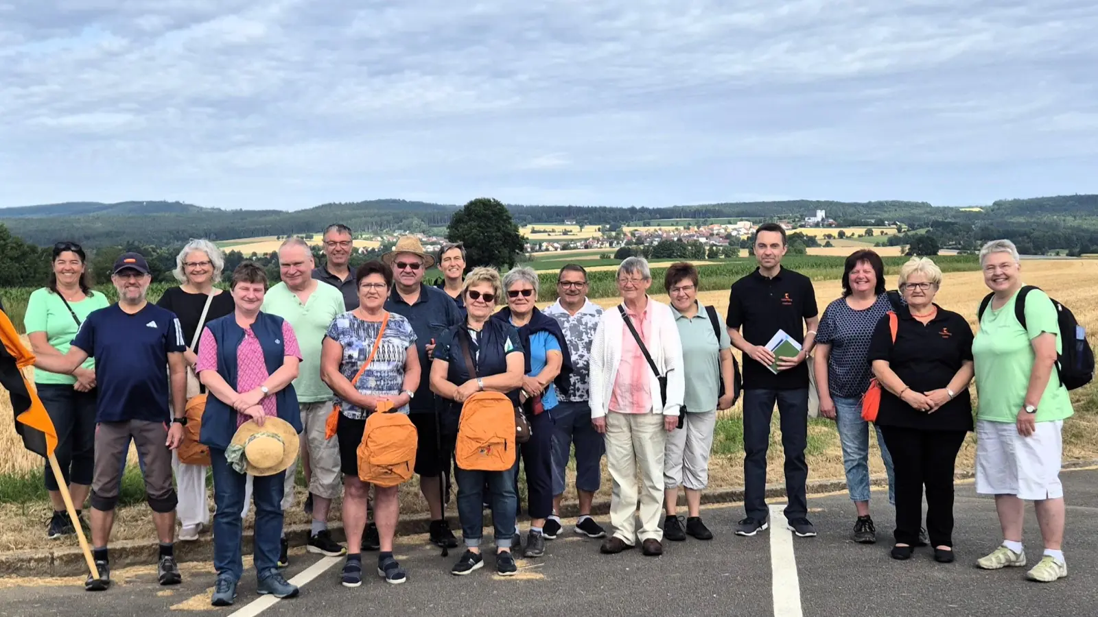 Die Pilgergruppe mit dem Zielort Fuchsmühl und der Wallfahrtskirche „Maria Hilf” im Hintergrund. (Bild: Reiner Gärtner)