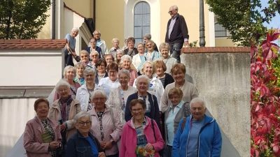 Gruppenbild der Senioren St. Elisabeth/Maria Waldrast mit Prälat Johannes Neumüller (Rechts oben stehend). (Bild: Herma Krettner)