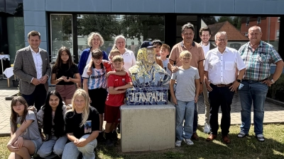 (v.l.n.r.): Erster Bürgermeister Nicolas Lahovnik mit den Schülerinnen und Schülern der Praxisklasse sowie Künstlerin Annette Hähnlein, Schulleiter Stefan Müller, Geschäftsleiter der Stadt Wunsiedel Daniel Wolf, Stephan Elbel, Koordinator Berufsorientierung beim bfz, und Albert Sturm, Bauleiter der Firma Roth GmbH, bei der Einweihung der Büste. (Bild: Kristina Wiedel)