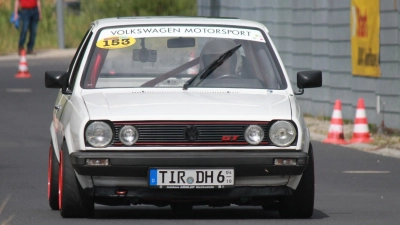 Helmut Dostler vom AC Waldershof liegt nach 8.Läufen hinter Reinhard Bayer auf Platz 2 beim Oldtimer Slalom Cup Oberfranken. (Bild: Karl-Heinz Dietrich )