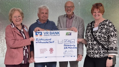 Von links rechts: Marianne Gutwein, Vorsitzende SkF, Bernhard Matschiner, Günther Mitschke, Vorstandsvorsitzende Europa Union Bayern Stadt- und Kreisverband Amberg-Sulzbach und Andrea Graf, Geschäftsführerin SkF. (Bild: Günther Mitschke)