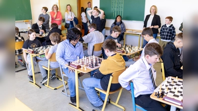 Die Station der Schach-AG war gut besucht beim Informationsnachmittag der Lobkowitz-Realschule. (Bild: Tobias Neubert)