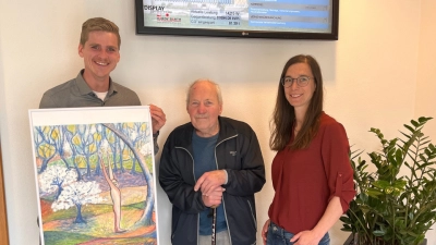 Bürgermeister Martin Fleischmann (links), Künstler Walter Heiter und Regina Kießling (Kulturamt Ursensollen) präsentieren die neue Ausstellung im Rathaus Ursensollen (Bild: Anita Findling)