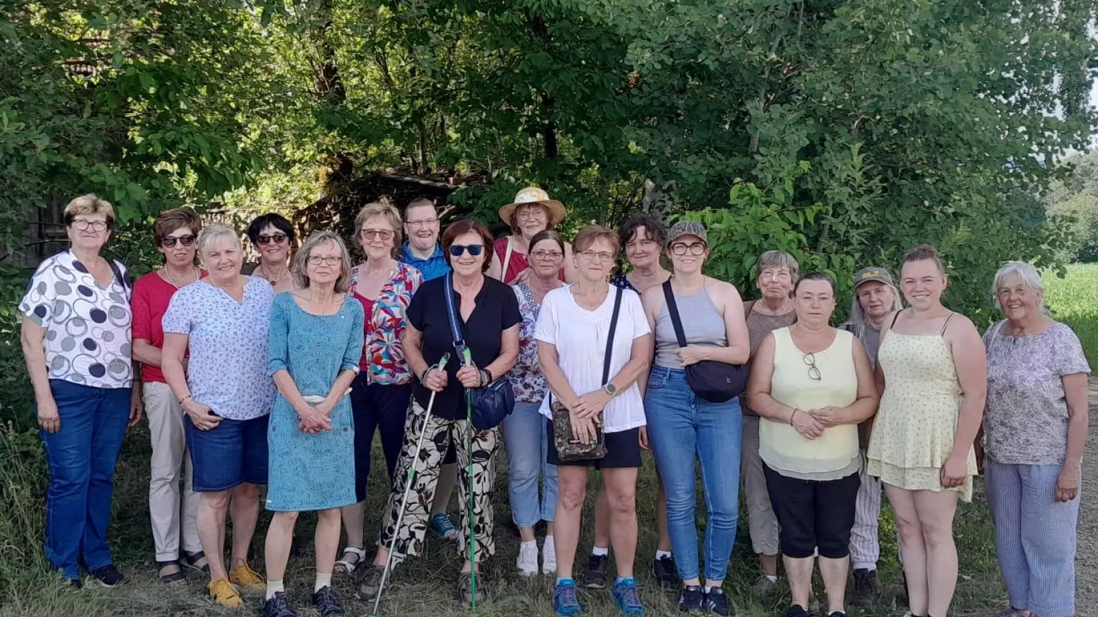 Die Teilnehmerinnen der Kräuterwanderung (Bild: Birgit Bayer)