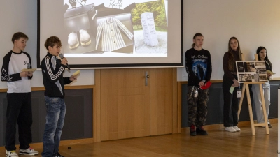 Teilnehmende der internationalen Jugendbegegnung in der KZ-Gedenkstätte Flossenbürg setzen sich mit den Werten Respekt, Menschenwürde, Gerechtigkeit und Freiheit auseinander. (Foto: Terry-Ann Branch)