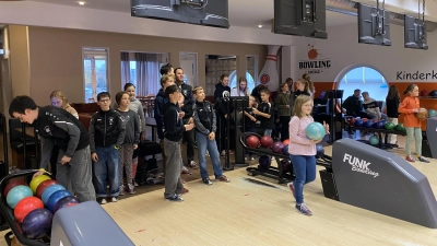 Die Jugend der Eichelbachschützen Weihern - Stein hatten viel Spaß beim Bowling im Heming - Bowling Lounge Weiden.. (Bild: Armin Mösbauer)