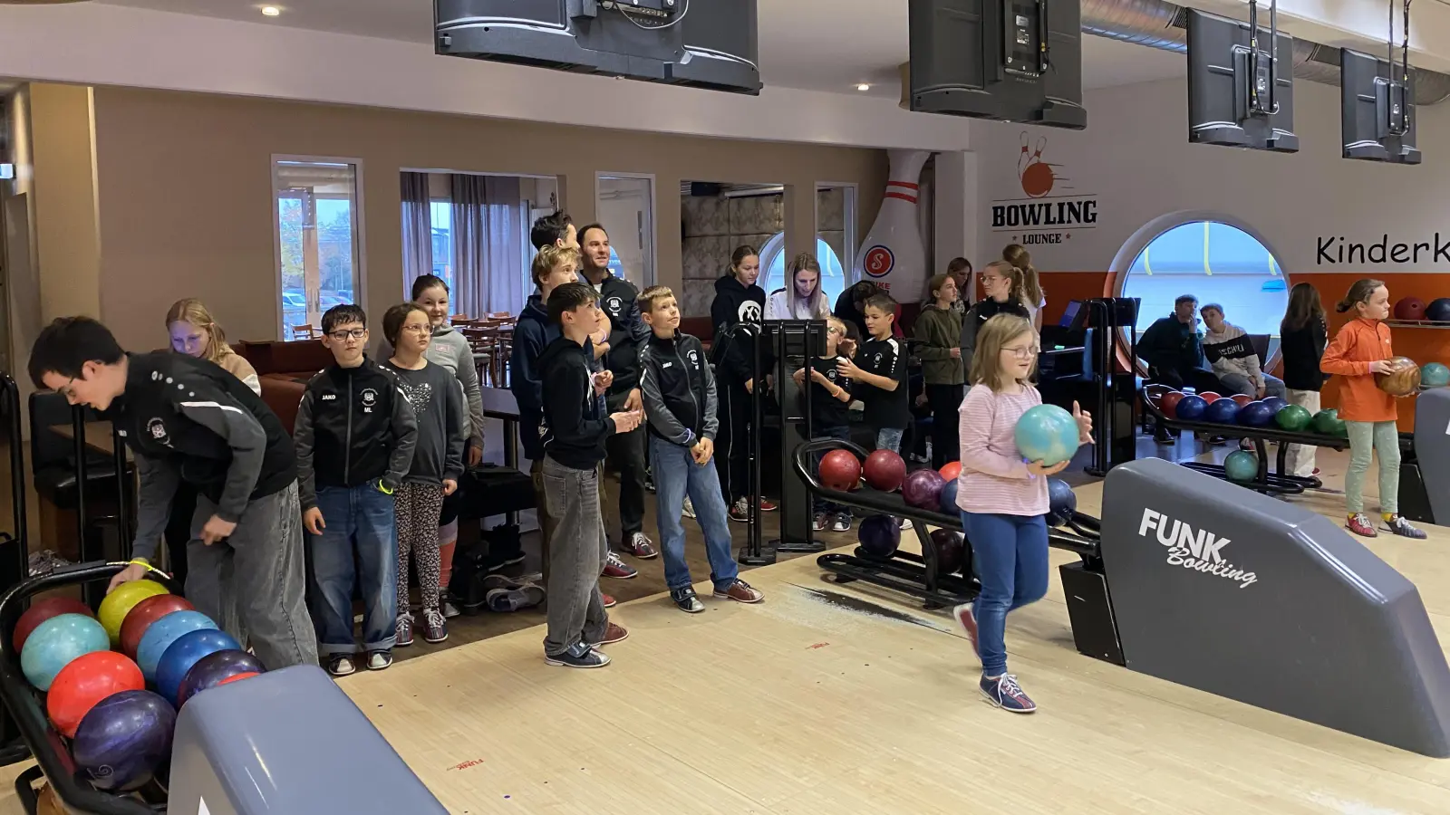 Die Jugend der Eichelbachschützen Weihern - Stein hatten viel Spaß beim Bowling im Heming - Bowling Lounge Weiden.. (Bild: Armin Mösbauer)