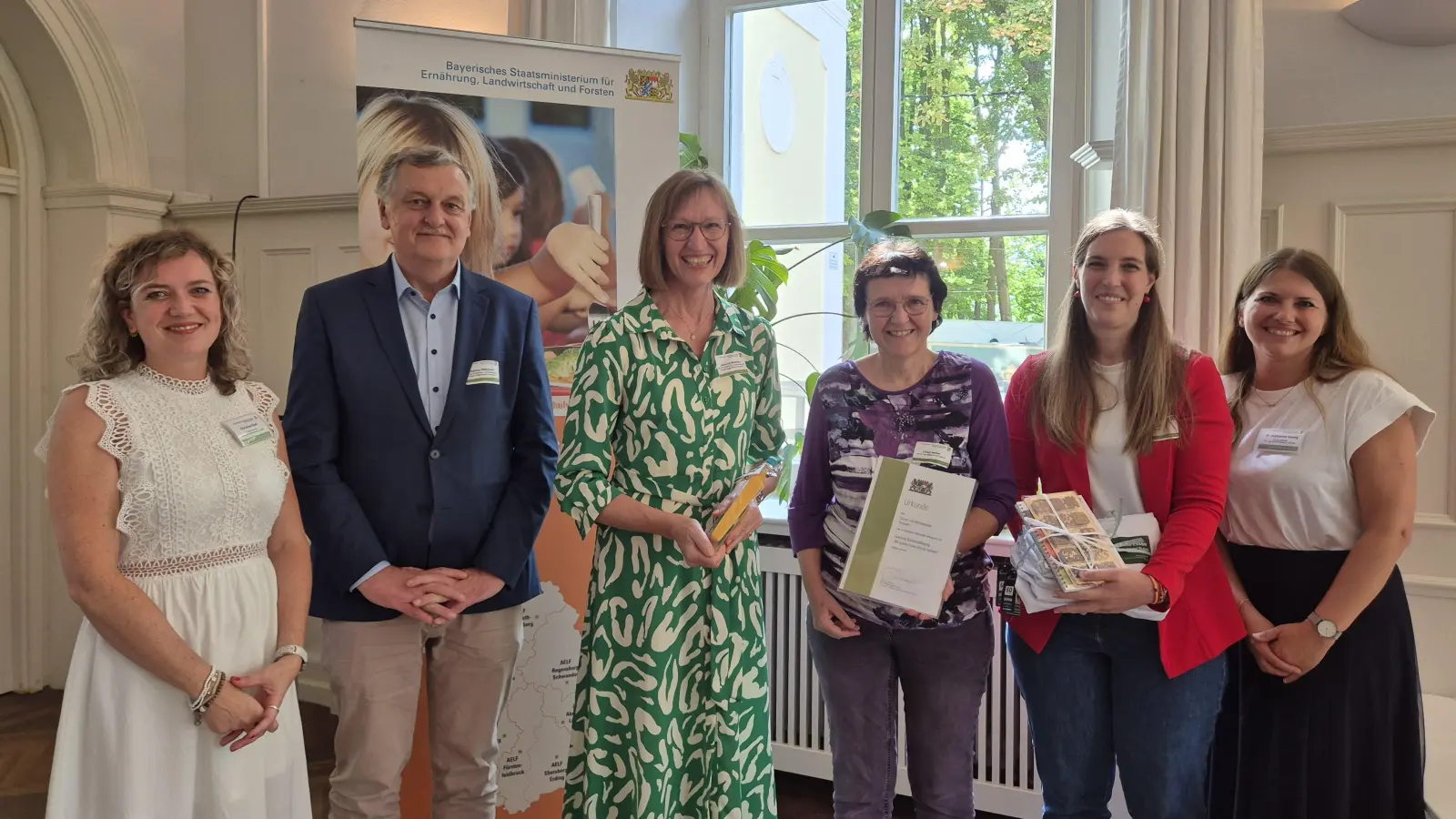 Christina Apel (v.l.), Behördenleiter Helmut Melchner, Coachin Johanna Baumann sowie Dr. Katharina Goerg (r.) vom AELF zusammen mit dem Team der Grund- und Mittelschule Pressath. (Bild: Miriam Hartl/AELF Regensburg-Schwandorf)