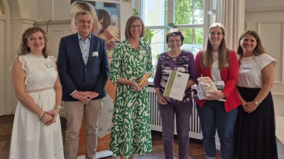 Christina Apel (v.l.), Behördenleiter Helmut Melchner, Coachin Johanna Baumann sowie Dr. Katharina Goerg (r.) vom AELF zusammen mit dem Team der Grund- und Mittelschule Pressath. (Bild: Miriam Hartl/AELF Regensburg-Schwandorf)