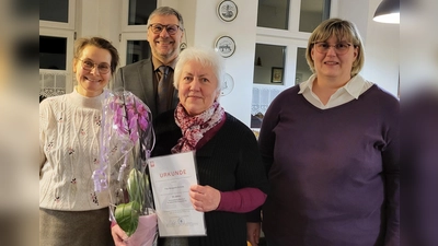 Martin Kneidl (2.v.l.), Vorstand der Caritas Tirschenreuth-Wunsiedel, und die hauptamtlichen Koordinatorinnen Susanne Lehner (1.v.l.) und Gabriele Schicker (1.v.r.) bedankten sich bei Margarete Schulda (2.v.r.) für 20 Jahre Ehrenamt beim Hospizdienst der Caritas. (Bild: Gabriele Schicker)