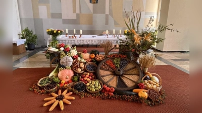 Reichhaltige Gaben aus der Natur: Der Erntedankaltar in der St. Konrad Kirche in Mendorferbuch war auch heuer wieder von den Mitgliedern des Obst- und Gartenbauverein Mendorferbuch für den Erntedankgottesdienst aufgebaut worden.  (Bild: Paul Böhm)