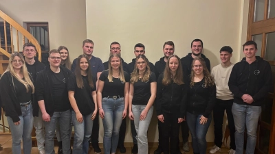 Die alte und neue Vorstandschaft (von links nach rechts) Melanie Thaller, Luca Dötsch, Fabian Biersack, Sophie Banzer, Marie Schmid, Jörg Kausler, Linda Schmid, Luis Wiesnet, Timo Wiesnet, Hanna Schmid, Daniel Kraus, Lucia Bauer, Jonas Renner, Lea Fehlner, Hannes Biersack und Simon Thaller.  (Bild: Jonas Hermann)