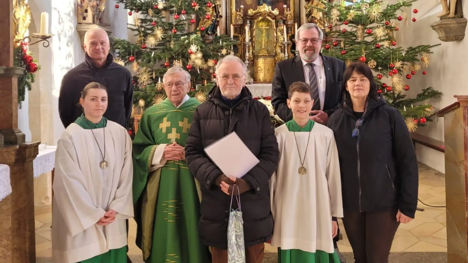 Organist Dr. Hans Loelgen (vierter von links), Kirchenpfleger Christoph Kehrer, Ruhestandsgeistlicher Dr. Johannes Schlosser, Pfarrer Markus Ertl, Pfarrgemeinderatssprecherin Petra Hartinger und zwei Ministranten (von Links) (Bild: Romy Riedl)