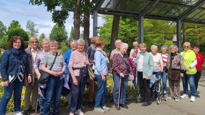 Im herrlichen Blumenpark bei tollem Frühlingswetter ein Erinnerungsfoto. Zur Aufnahme gesellte sich ein Teil der mitgereisten Teilnehmerinnen der Fotografin. (Bild: Margarete Hirsch)