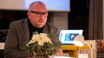 „80 Jahre Kriegsende - Die letzten Stimmen des Widerstands” - Spiegel-Bestseller-Autor Tim Pröse erinnerte an das Schicksal derer, die Widerstand gegen die Nazi-Herrschaft geleistet hatten, und machte eindringlich den Bezug zur Gegenwart klar. (Bild: Hendrik Rosenboem)