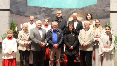 Mit einem Gottesdienst feierten Monika Römisch, Hubert Pausch, Josef Wirth, Gisela Mikolaiczyk, Johann Hagn (erste Reihe von links), Markus Forster und Josef Kick (2. Reihe, Mitte von links) Jubelkommunion in Pirk.  (Bild: Stefan Bayerl)