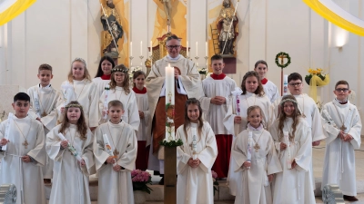 Die Erstkommunionkinder aus Waidhaus mit Pfarrer Adam Karolczak nach dem feierlichen Gottesdienst in der Pfarrkirche St. Emmeram. (Bild: Tobias Kirner)