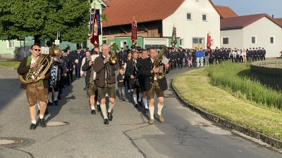 Abmarsch zur Marienkapelle am Dorfplatz in Großenschwand (Bild: Josef Glas)