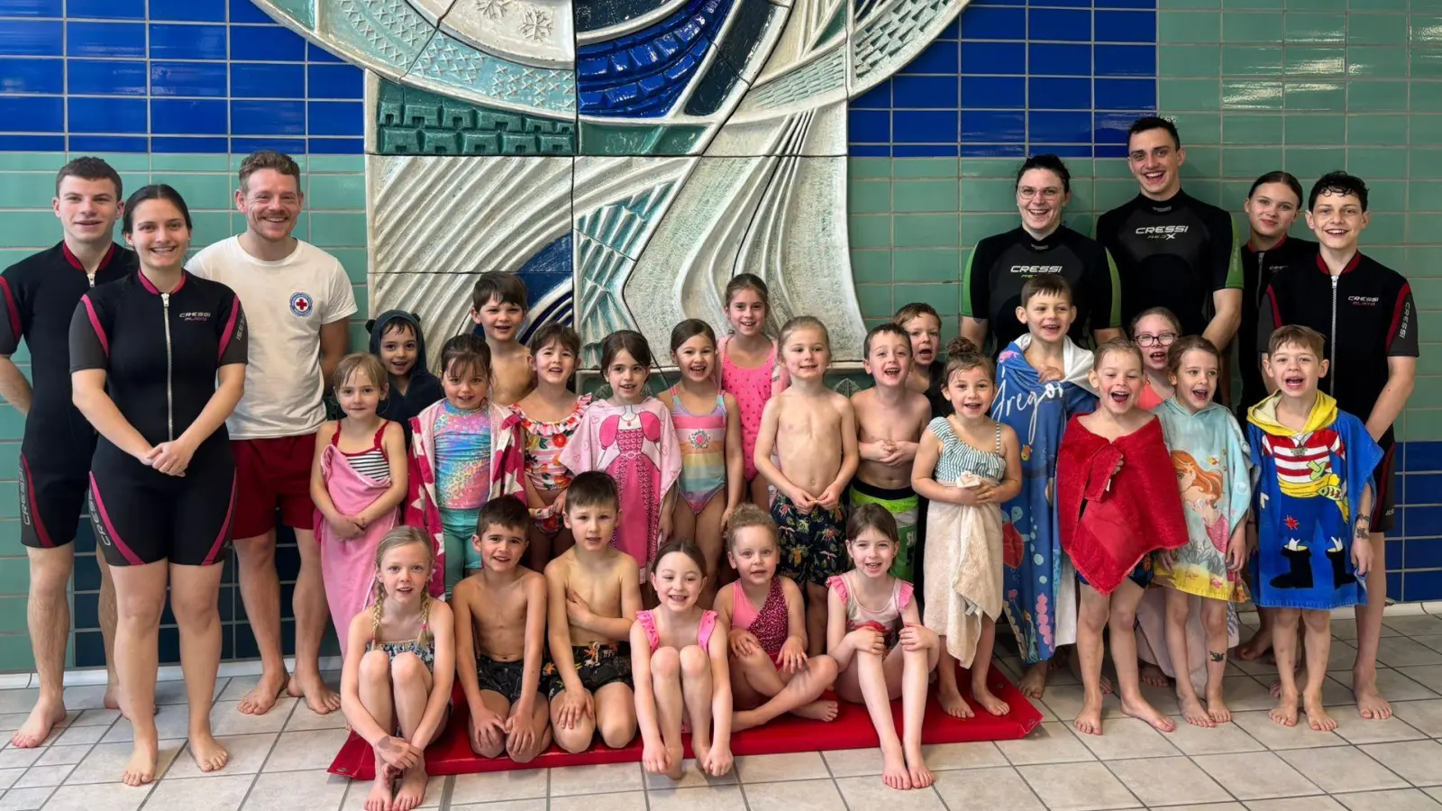 Das Team der Wasserwachtsortsgruppe Wernberg-Köblitz mit den erfolgreichen Teilnehmern des Schwimmkurses (Bild: Sigi Spindler)