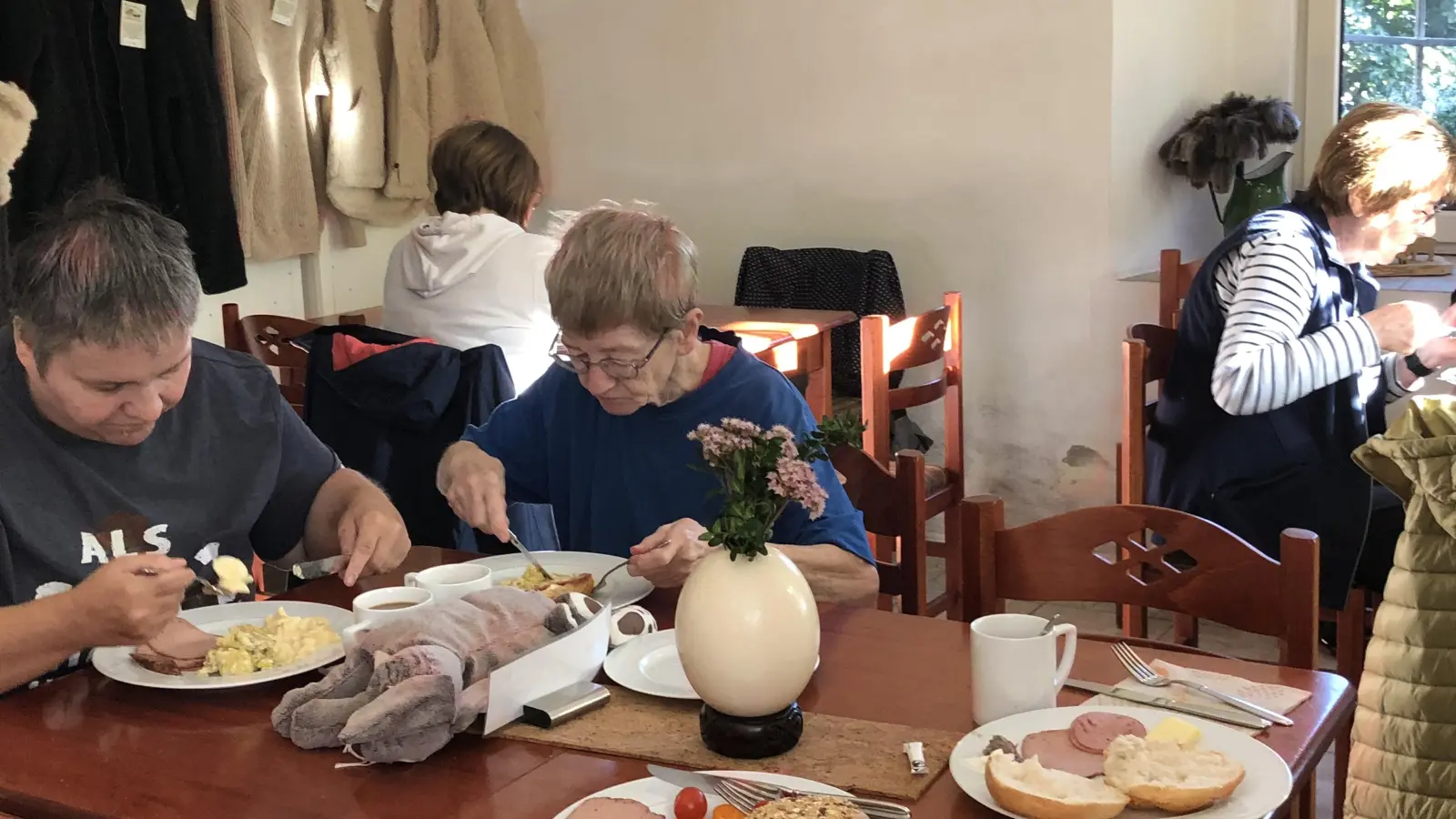 Jeden hat das reichhaltige Frühstück geschmeckt. (Bild: Gudrun Sirtl)