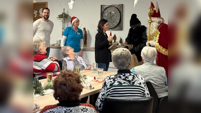 von links: Stefan Reber, Petra Schmid-Moll, Melanie Reber, Knecht Ruprecht, Nikolaus.  (Bild: Stefan Reber)