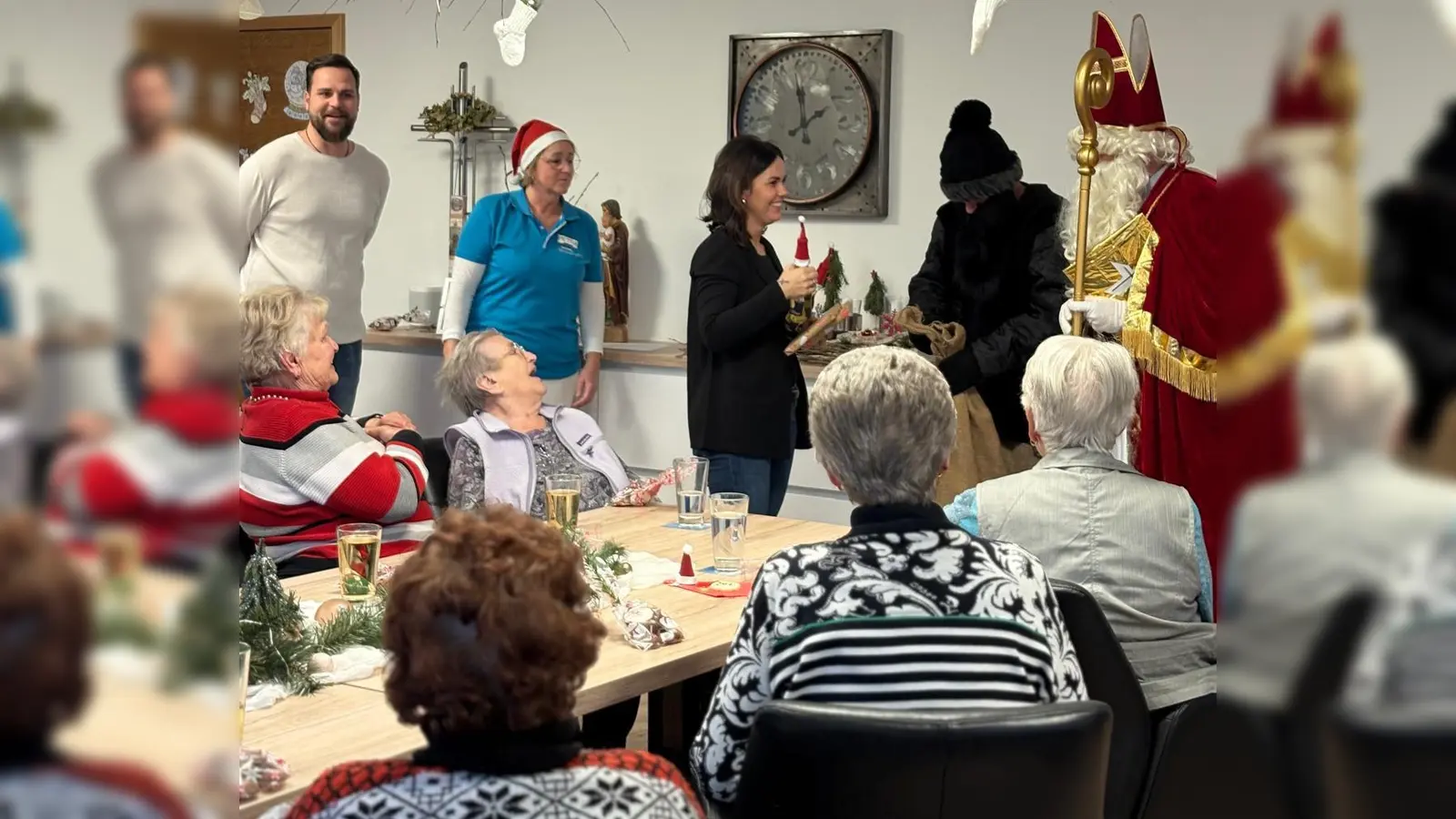 von links: Stefan Reber, Petra Schmid-Moll, Melanie Reber, Knecht Ruprecht, Nikolaus.  (Bild: Stefan Reber)