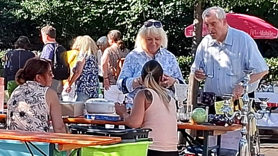 Zahlreiche Händler und Besucher bevölkerten den Platz vor dem Schirmitzer Rathaus. (Bild: Reinhard Kreuzer)
