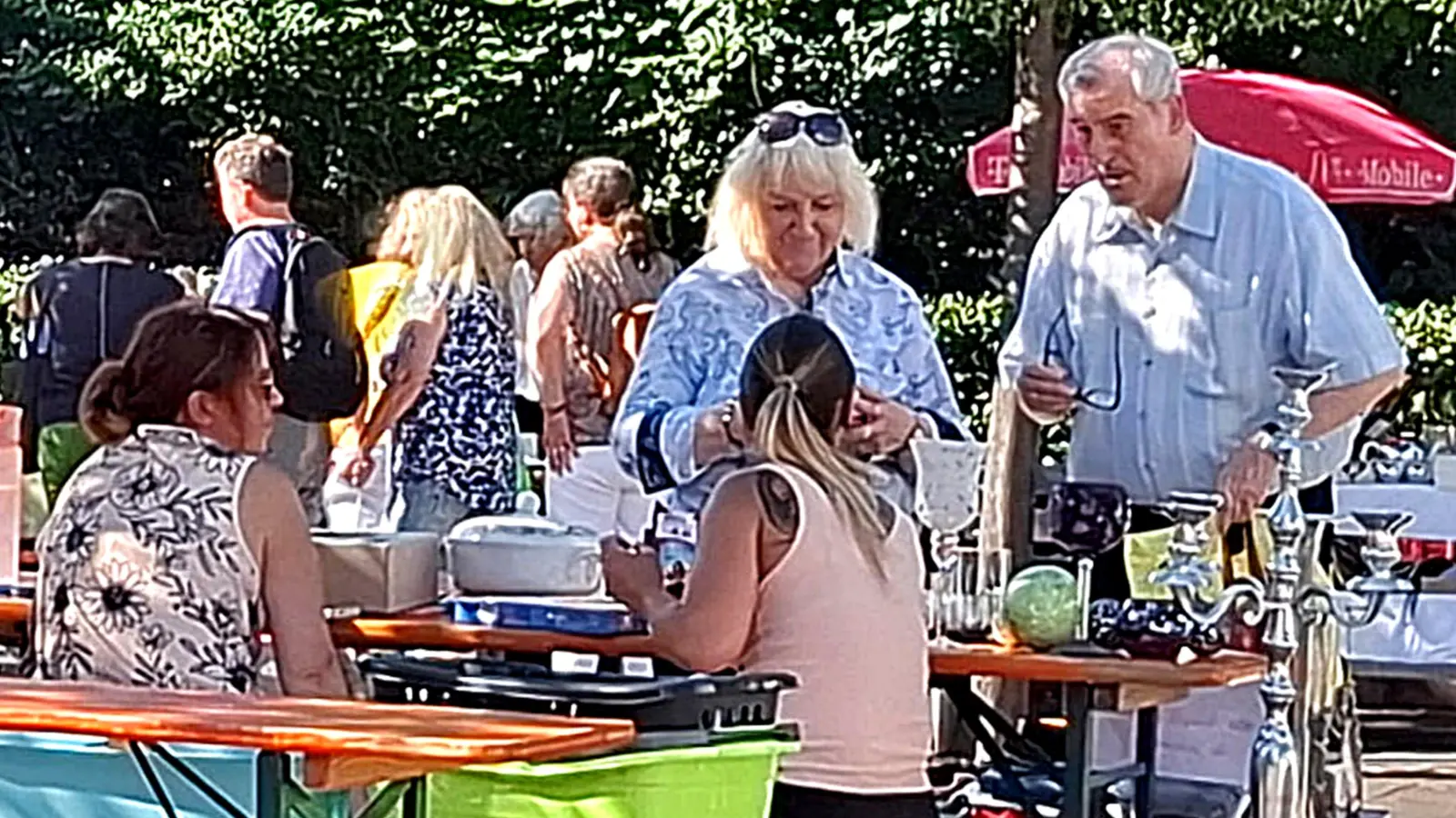 Zahlreiche Händler und Besucher bevölkerten den Platz vor dem Schirmitzer Rathaus. (Bild: Reinhard Kreuzer)