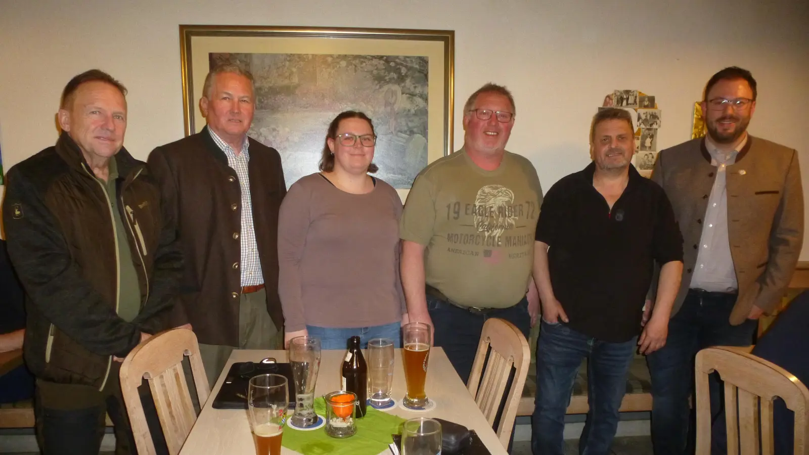 Volles Vertrauen erhielten die neuen Mitpächter Alfred und Anna Hösl (Bildmitte), links die Jagdpächter Udo Hein und Horst Kneuer, rechts Vorsteher Hans Bernklau und 2.Bürgermeister Julian Kraus. (Bild: Siegfried Bock)