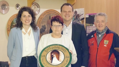 Scheibenübergabe an die Gewinnerin Uebler Elke<br>v.l Dittrich Anna, Uebler Elke, Dittrich Jonas, 1.SM Seegerer Fritz (Bild: Specht Katrin)