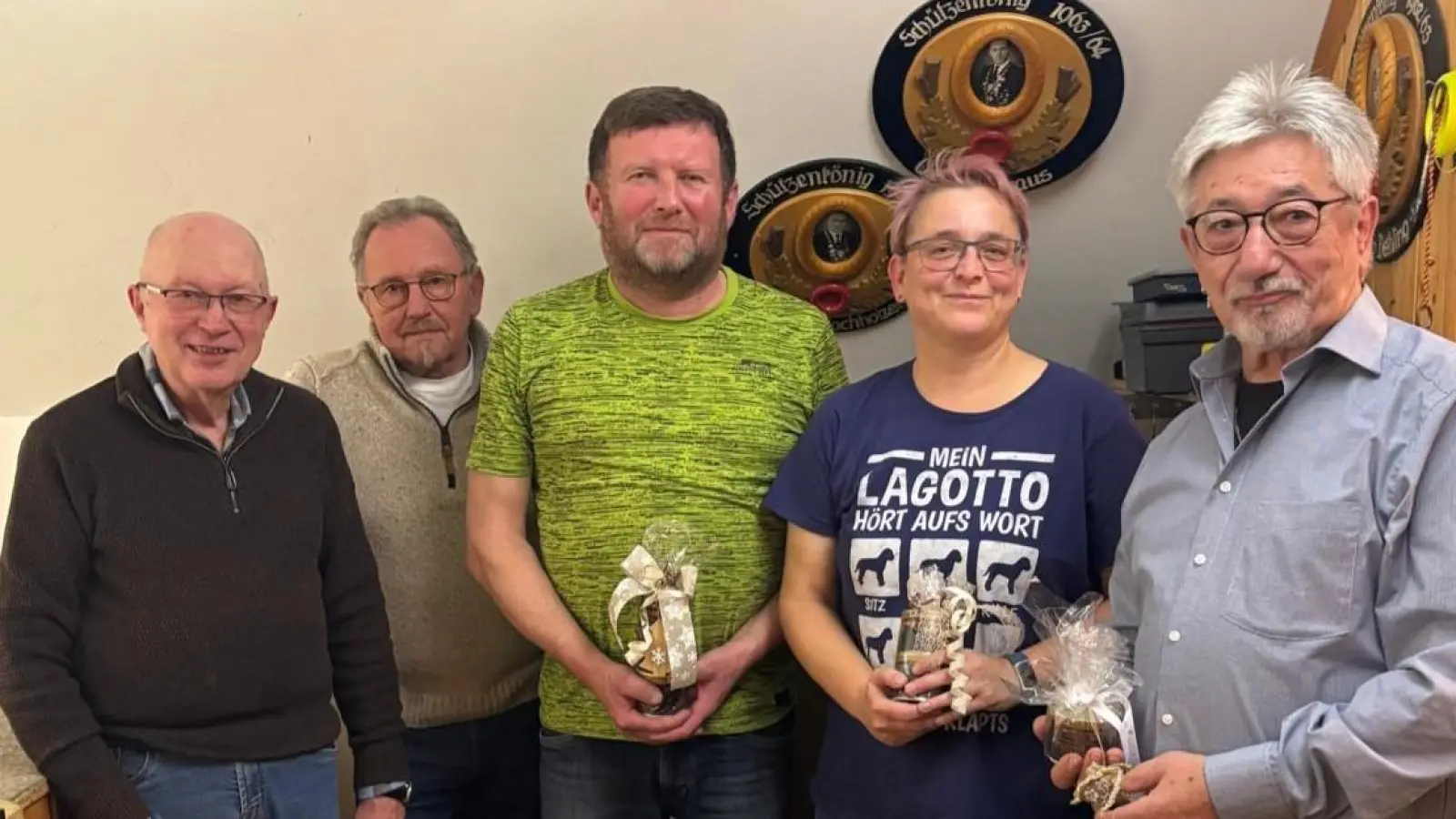 Von links: die Schützenmeister Werner Gleißner und Albert König mit den Siegern Jürgen Bär, Birgit Böttner und Lenz Geitner. (Bild: Michaela Purrer)