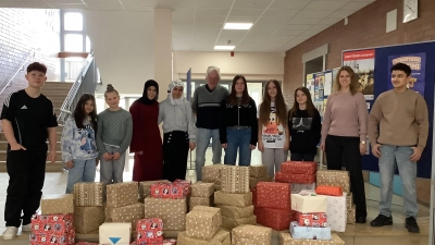 Über 50 Pakete konnten Schülersprecherin Theresa Dziwok (links) und Lehrerin Anna Gräb an die Aktion „Für das Leben und die Hoffnung” überreichen. Eingepackt hatten sie Schülerinnen und Schüler der Mittelschule. (Bild: Hans Walter)