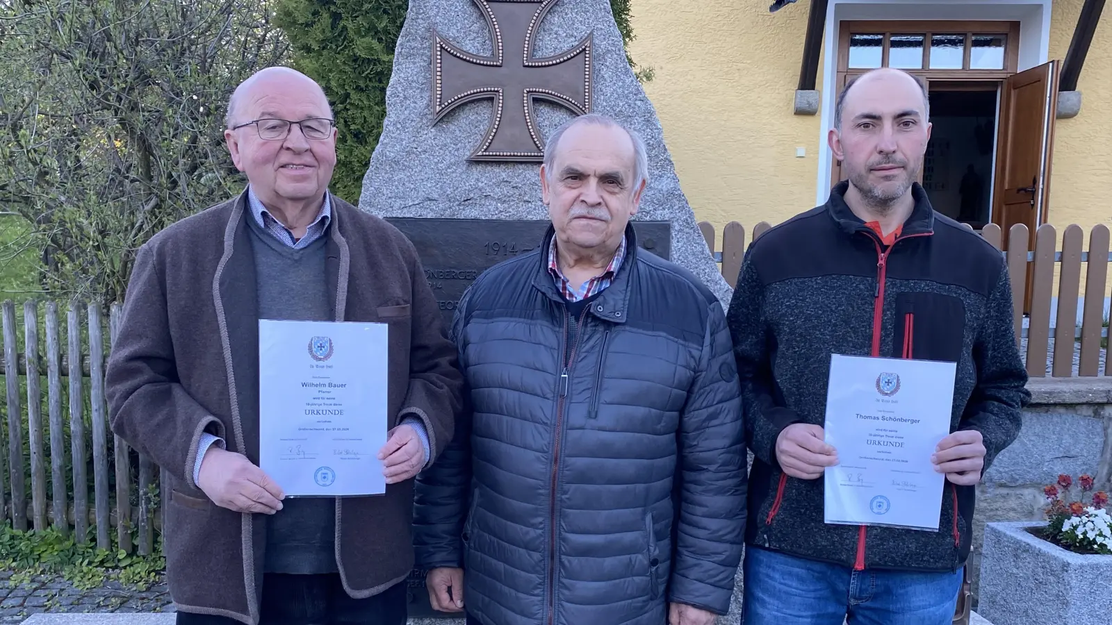 Vorstand Hubert Schönberger (Mitte) konnte Pfarrer Wilhelm Bauer und Thomas Schönberger für langjährige Treue ehren. (Bild: Josef Glas)