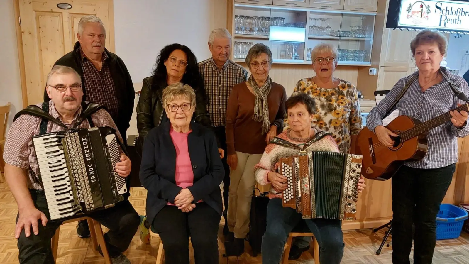 Die anwesenden Sänger und Musikanten bei der Kirwa im Oktober. (Bild: Egon Böhm)
