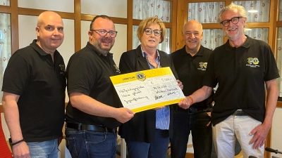 Bei der Spendenübergabe (von links) 1. Vizepräsident Peter Fleischmann, Lions Präsident Sebastian Denzler, Geschäftsführerin Ursula Breinl, Lions Vorstandsmitglied Christian Kick und Lions Hilfswerkpräsident Klaus Berberich (Bild: Christian Kick)