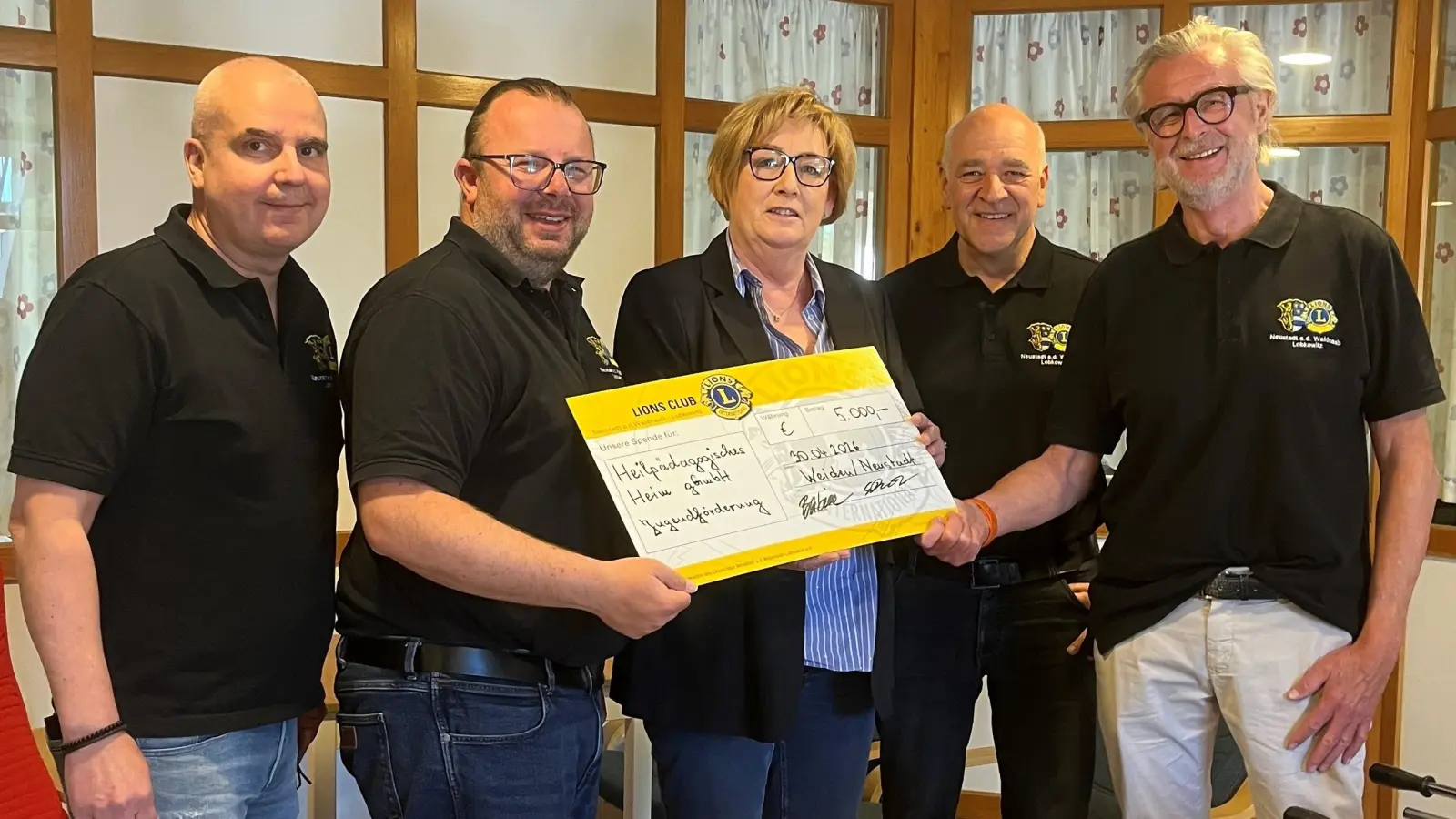 Bei der Spendenübergabe (von links) 1. Vizepräsident Peter Fleischmann, Lions Präsident Sebastian Denzler, Geschäftsführerin Ursula Breinl, Lions Vorstandsmitglied Christian Kick und Lions Hilfswerkpräsident Klaus Berberich (Bild: Christian Kick)