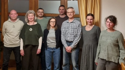 Bildunterschrift: von links Beisitzer Günther Graßler, 1. Vorsitzende Marianne Metzner, Kassier Andreas Dietz, Schriftführerin Claudia Hermann, Beisitzer Thomas Gradl, 2. Vorsitzender Rainer Schwabe, Beisitzerin Dr. Lidia Perez, Beisitzerin Corinna Leißl. (Bild: Arthur Draht)