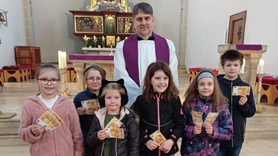 Die Kommunionkinder bei der Spendenübergabe mit Pfarrer Oliver P. Pollinger. (Bild: Monika Bauer)