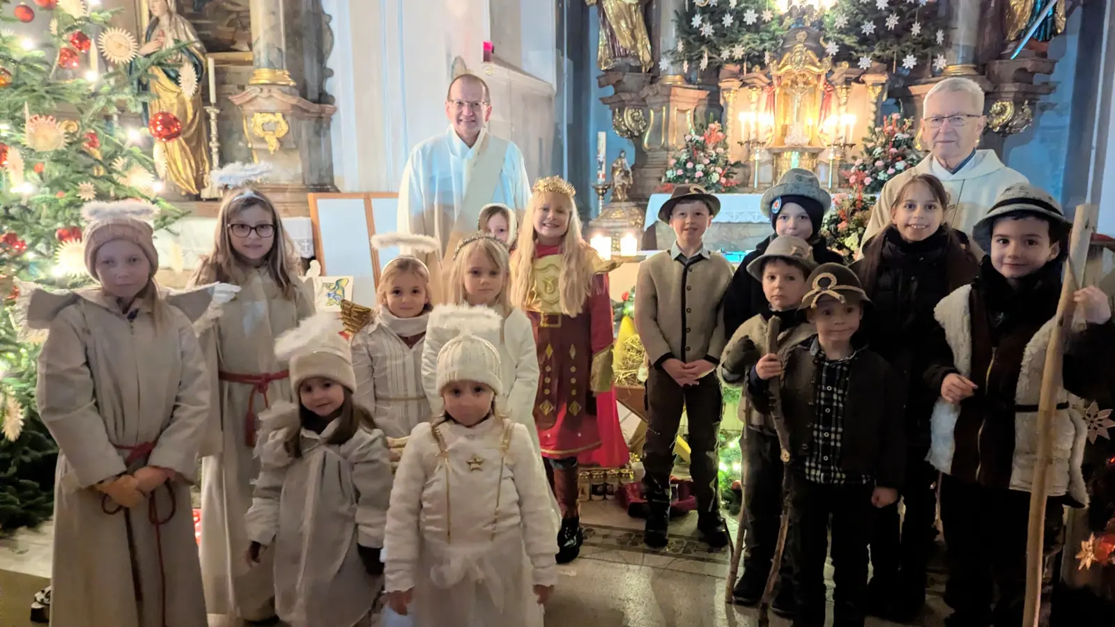 Die Kinder des Krippenspiels im Pittersberger Gotteshaus. Sie hatten mit Freude und Begeisterung mitgemacht, am Ende waren sie sichtlich auch stolz. Hinten (links) Diakon Edwin Berner, rechts hinten Pfarrer Josef Beer.  (Bild: Michael Götz)