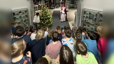 Die Kinder lauschen gespannt, was der Nikolaus zu berichten hat (Bild: Manuela Irlbacher)