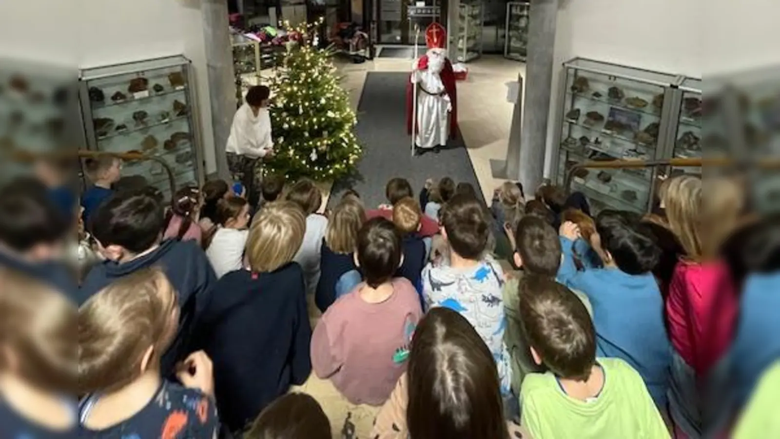 Die Kinder lauschen gespannt, was der Nikolaus zu berichten hat (Bild: Manuela Irlbacher)