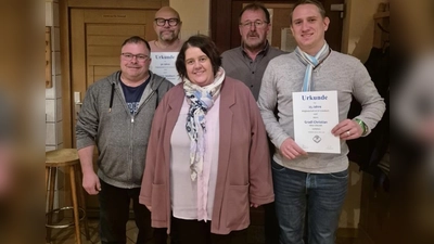 Im Bild von links nach rechts Jörg Haberkorn (2.Vorstand), Adalbert Sporrer (50 Jahre Mitgliedschaft), Marita Haberkorn (Kassiererin), Berthold Riedl (ausgeschiedener 1. Vorstand), Christian Gradl (25 Jahre Mitgliedschaft). (Bild: Röckl Christoph)