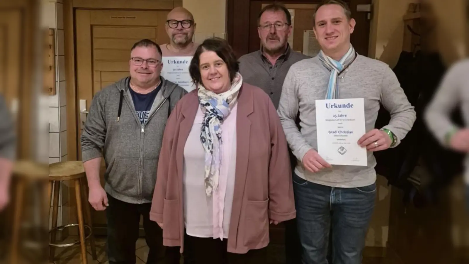 Im Bild von links nach rechts Jörg Haberkorn (2.Vorstand), Adalbert Sporrer (50 Jahre Mitgliedschaft), Marita Haberkorn (Kassiererin), Berthold Riedl (ausgeschiedener 1. Vorstand), Christian Gradl (25 Jahre Mitgliedschaft). (Bild: Röckl Christoph)