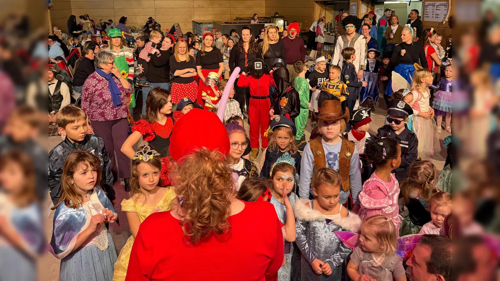 Buntes Treiben beim KInderfasching des 1.FC Rieden. (Bild: Matthias Becker)