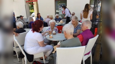 Die Bewohner des BRK Seniorenzentrum Kemnath Haus Falkenstein ließen sich zusammen mit den Volunteers der Fa. Siemens Healthineers das Eis in der Eisdiele in Kemnath schmecken (Bild: Claudia Heier)