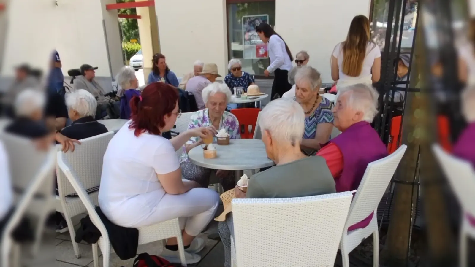 Die Bewohner des BRK Seniorenzentrum Kemnath Haus Falkenstein ließen sich zusammen mit den Volunteers der Fa. Siemens Healthineers das Eis in der Eisdiele in Kemnath schmecken (Bild: Claudia Heier)