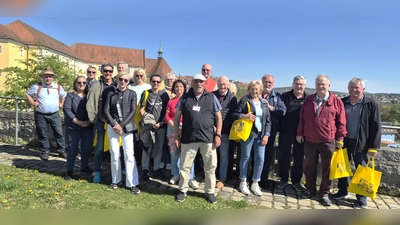 Gruppenfoto mit Geschichte im Gepäck: Vor dem Sulzbacher Schloss versammelt sich die Bierexpedition – noch nüchtern gestartet, aber historisch bestens informiert und am Ende garantiert hopfengestimmt 🍻 (Bild: Walter Heldrich)