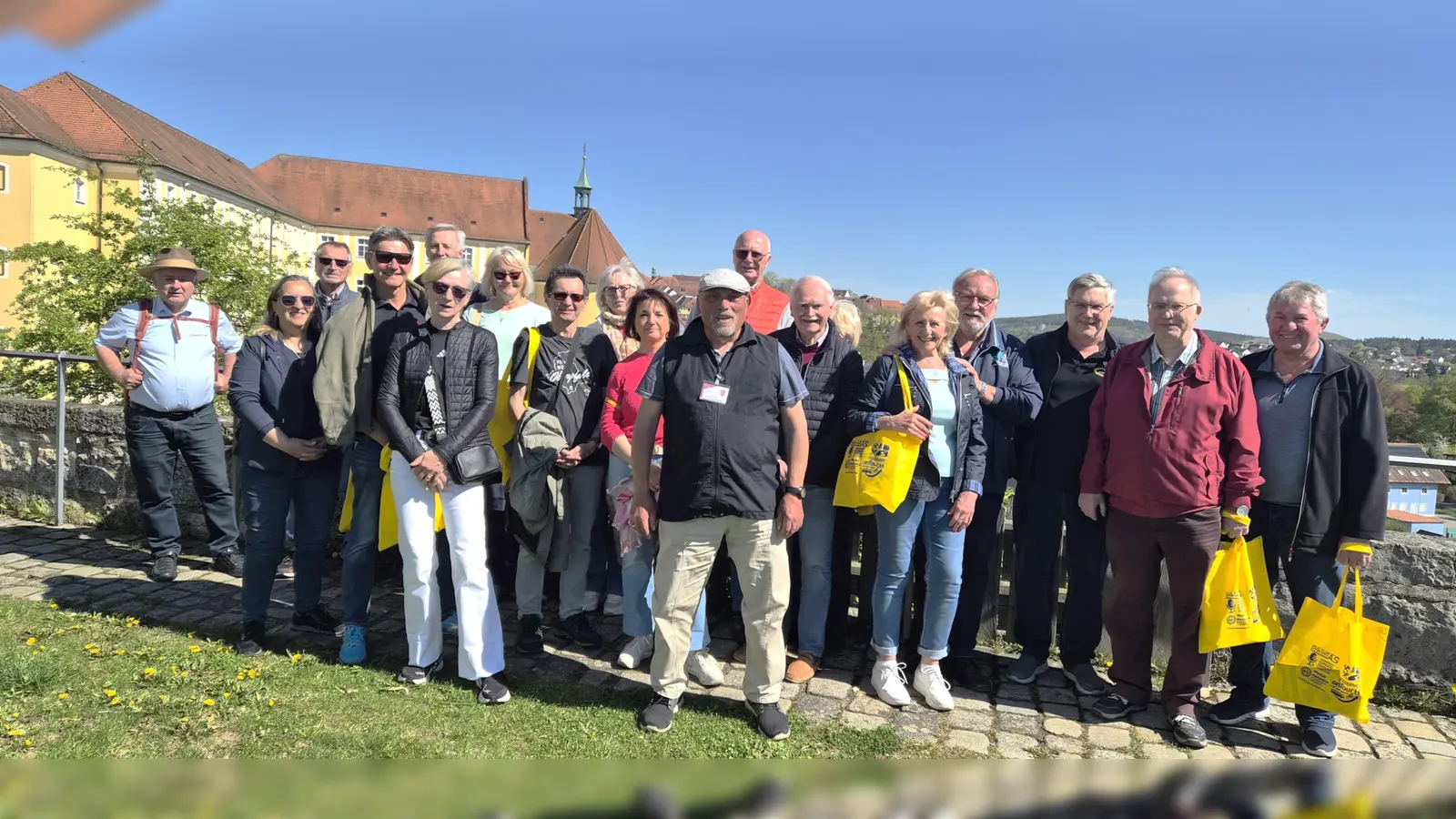 Gruppenfoto mit Geschichte im Gepäck: Vor dem Sulzbacher Schloss versammelt sich die Bierexpedition – noch nüchtern gestartet, aber historisch bestens informiert und am Ende garantiert hopfengestimmt 🍻 (Bild: Walter Heldrich)