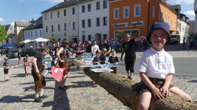 Das Maibaumfest ist stets auch für die kleinen Teilnehmer ein besonderer Anlass. (Bild: Walther Hermann)